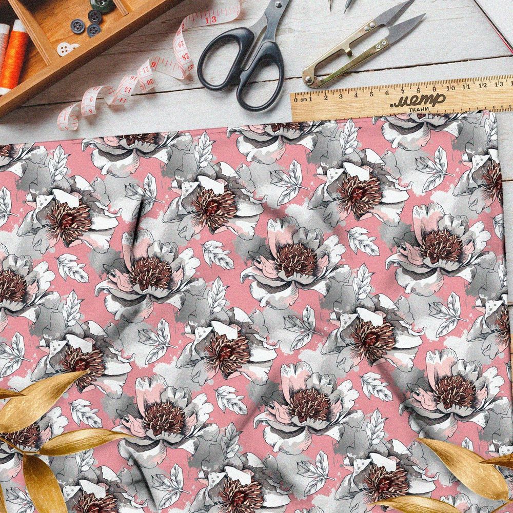Ткань флис раскрывшиеся сероватые цветы