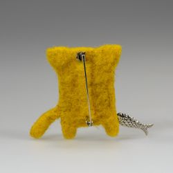 Авторская брошь Кот с рыбой