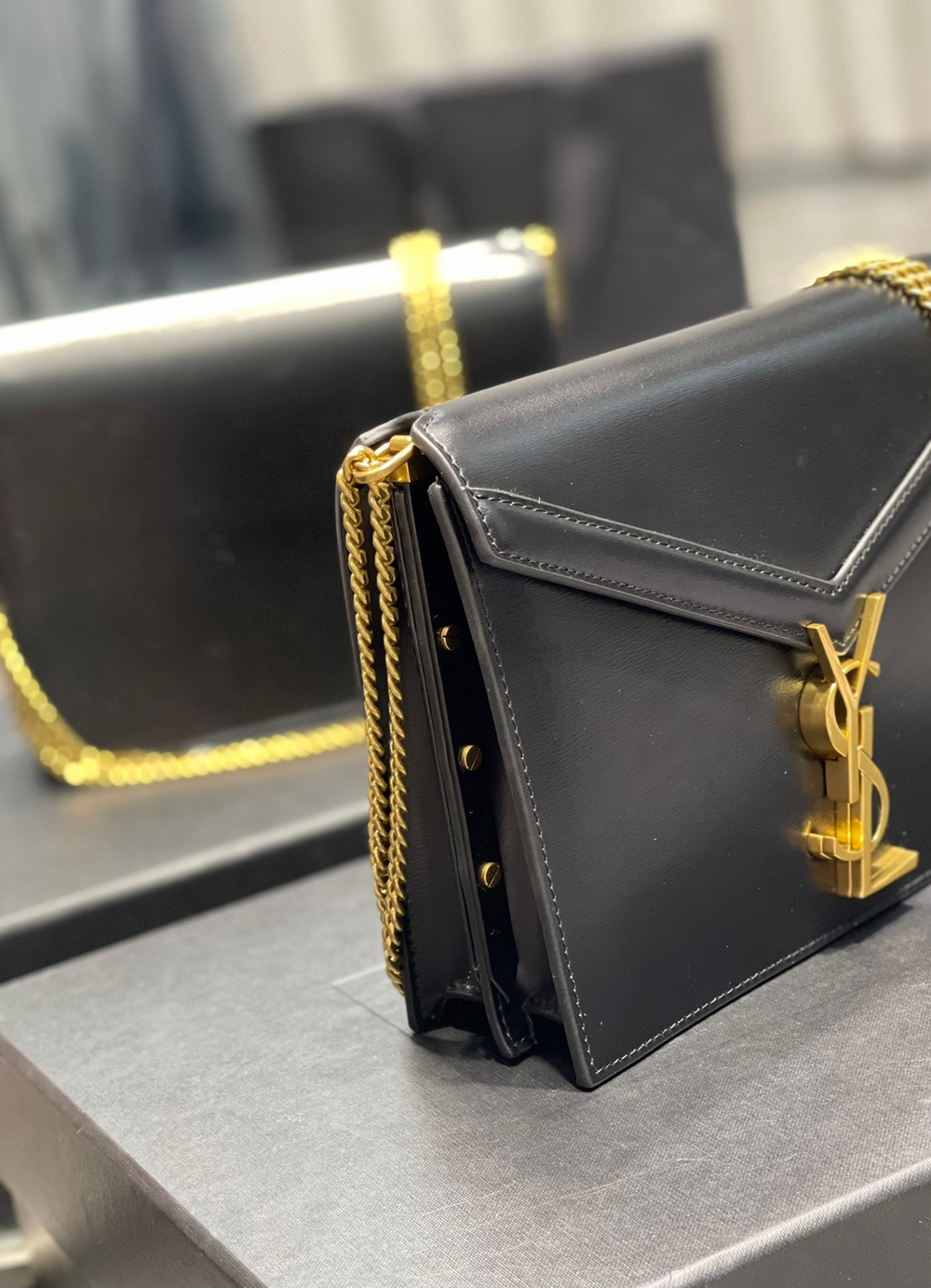 YSL Cassandra Medium 22 cm