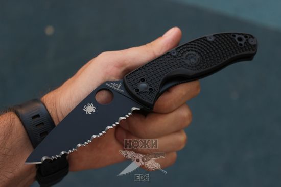 Складной нож Spyderco Tenacious Lightweight 122SBBK c клинком из стали 8Cr13MoV, рукоять FRN