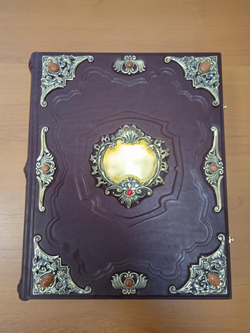 Подарочная родословная книга "Ювелирная" из натуральной кожи, с накладкой (бордовая)