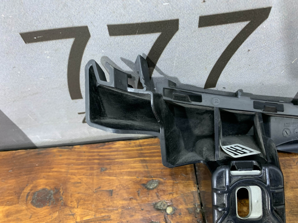 Кронштейн заднего бампера Mercedes С (W205) Новый Оригинал A2058850465