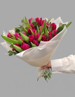 Букет из малиновых тюльпанов