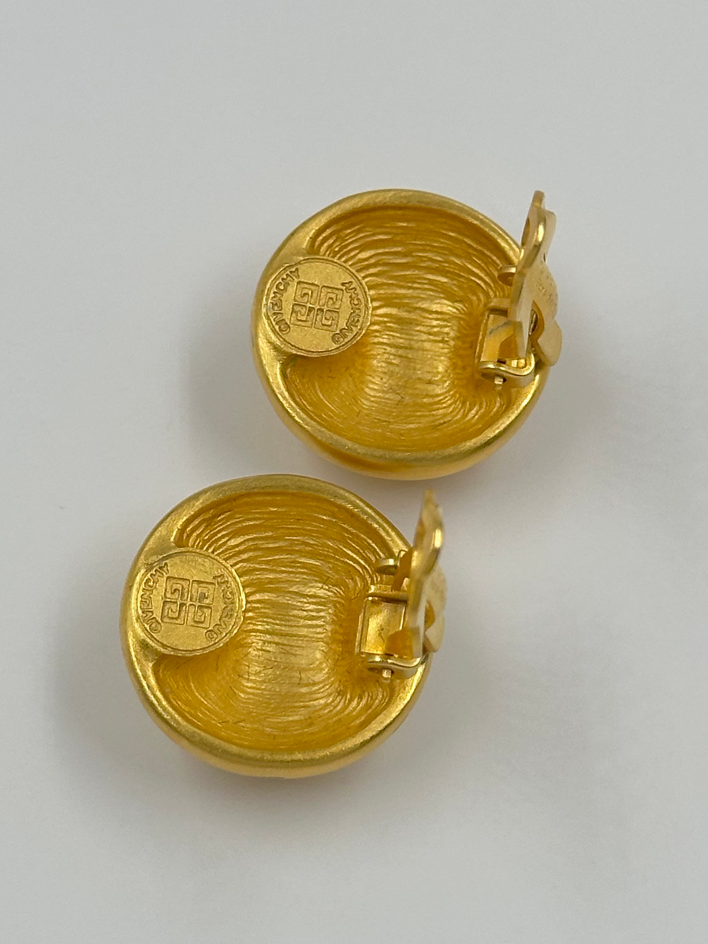 Клипсы матовые Givenchy