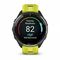 Garmin Forerunner 965 — черные спортивные часы с желто-черным ремешком