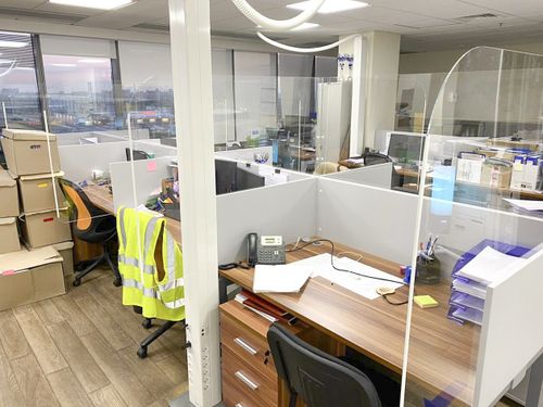 Прозрачные защитные экраны в офис опенспейс