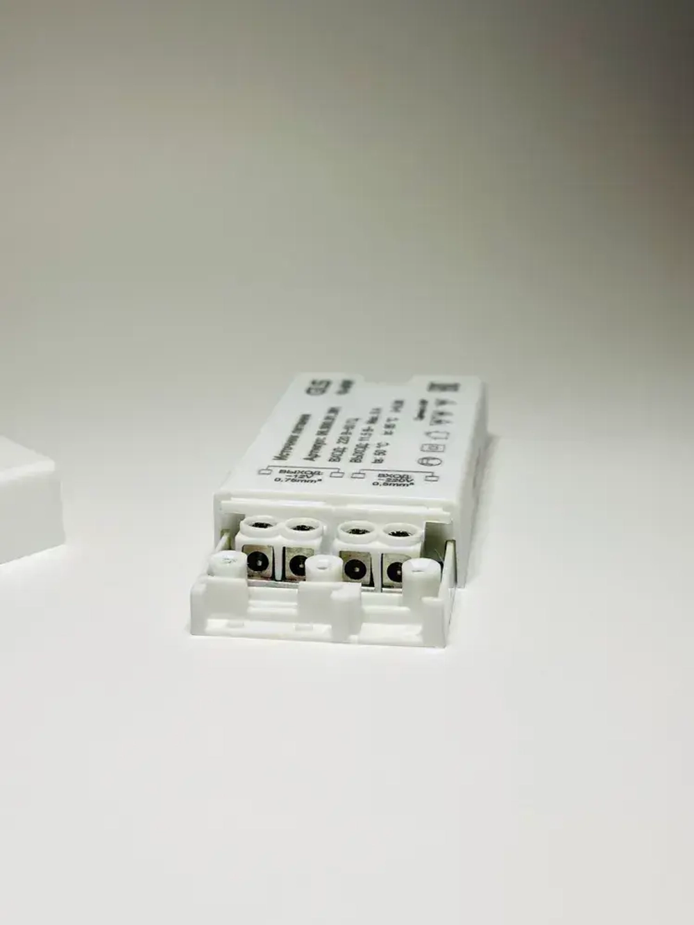 Понижающий трансформатор для галогенных ламп 12В, 10-60W, GLS, G03320