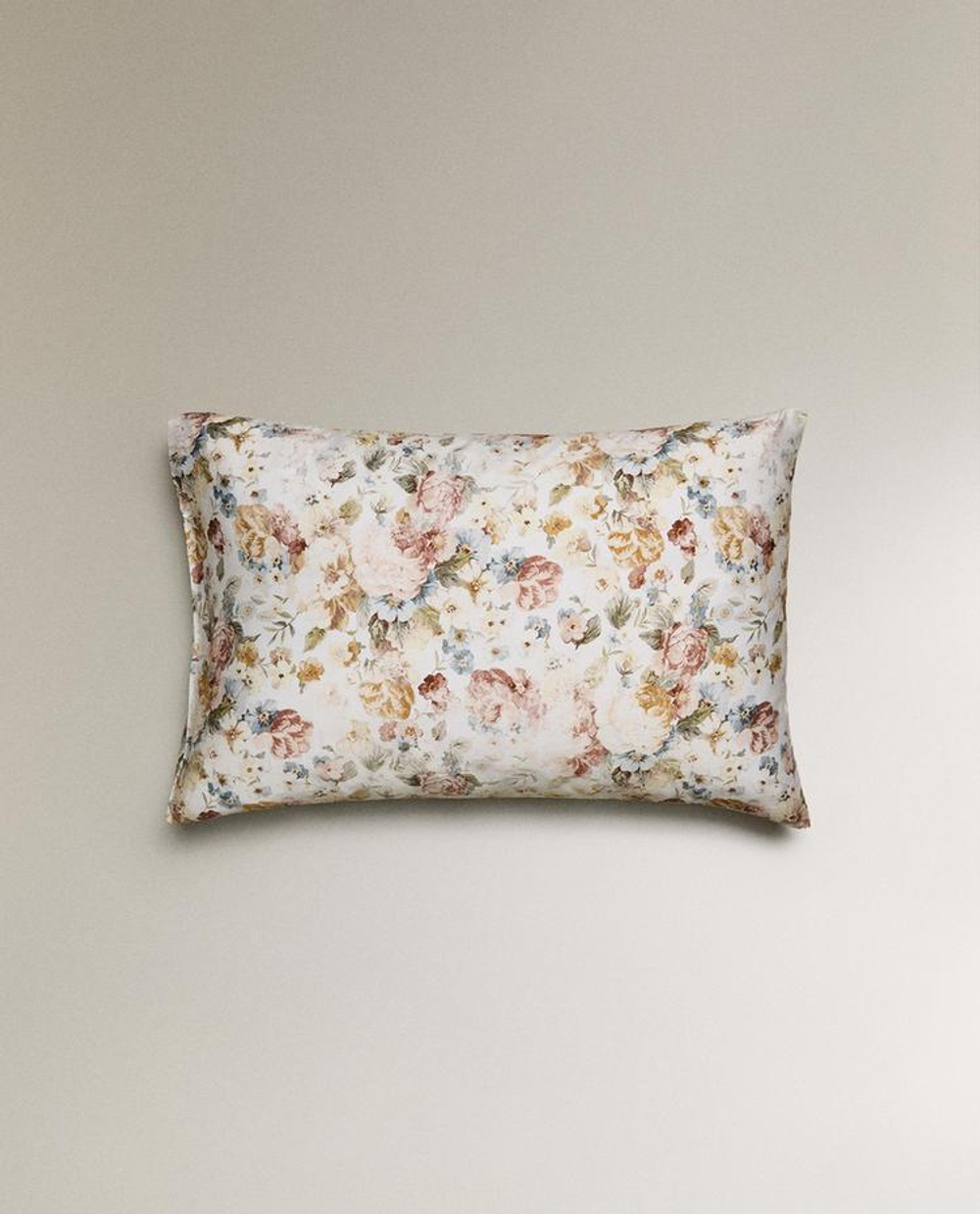ZARA HOME НАВОЛОЧКА ИЗ САТИНА С ЦВЕТОЧНЫМ ПРИНТОМ, ЖЕЛТОВАТО-БЕЛЫЙ