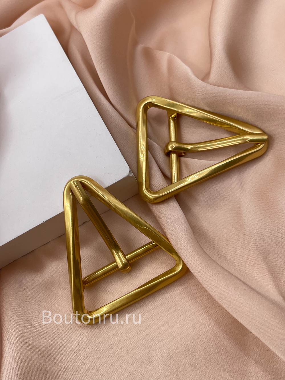 Пряжка золотистая треугольник в стиле БоттегаВ.