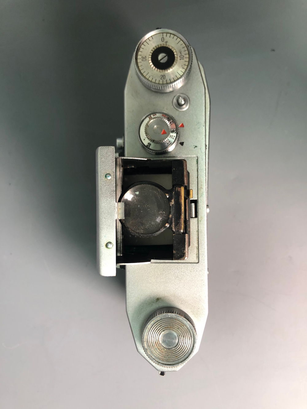 Praktica + Biometar 5,8cm 1:2, зеркало исцарапано, присутствуют пузырьки воздуха.