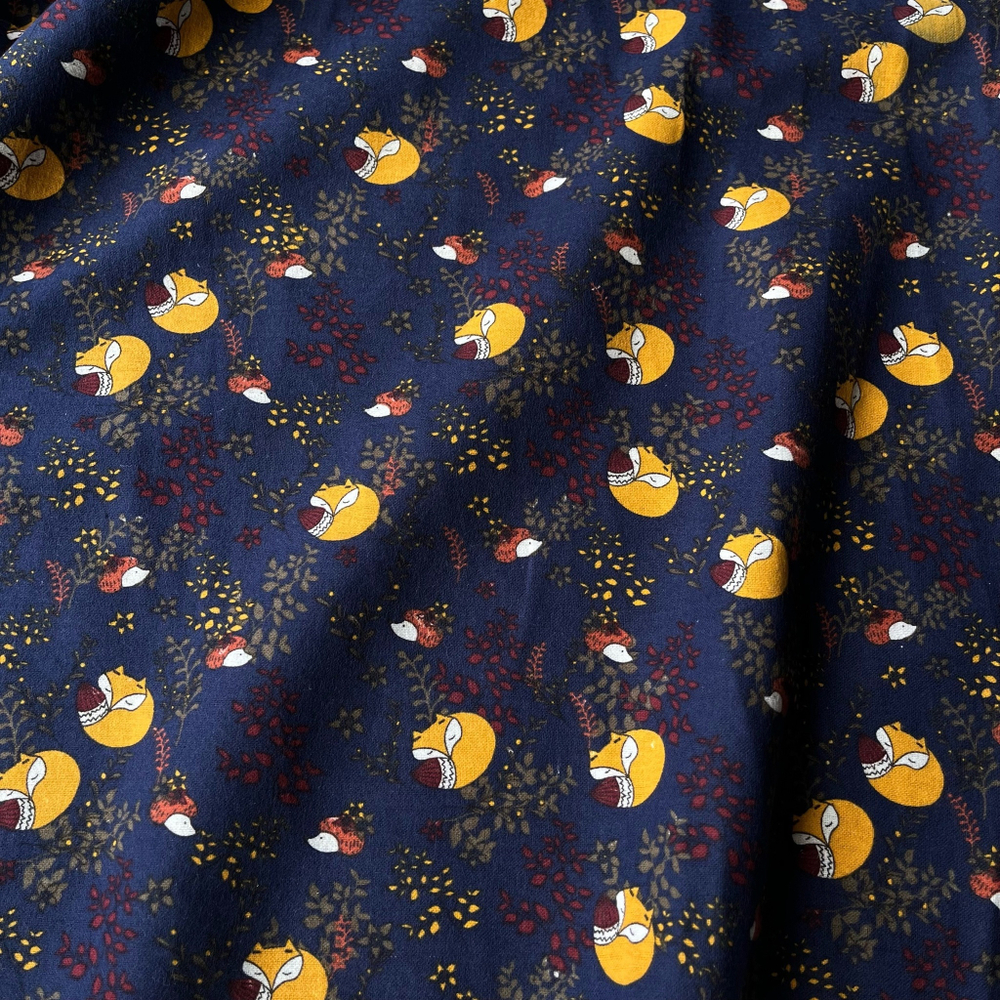 Фланель Лисички на темно-синем фоне (БРАК)