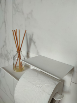 Держатель для туалетной бумаги настенный c полочками, цвет белый