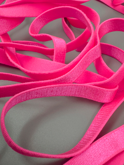 Резинка бретелечная розовая неоновая глянцевая 10 мм