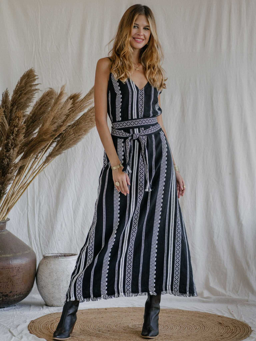 Жаккардовое платье макси с V-образным вырезом (черно-белое)
