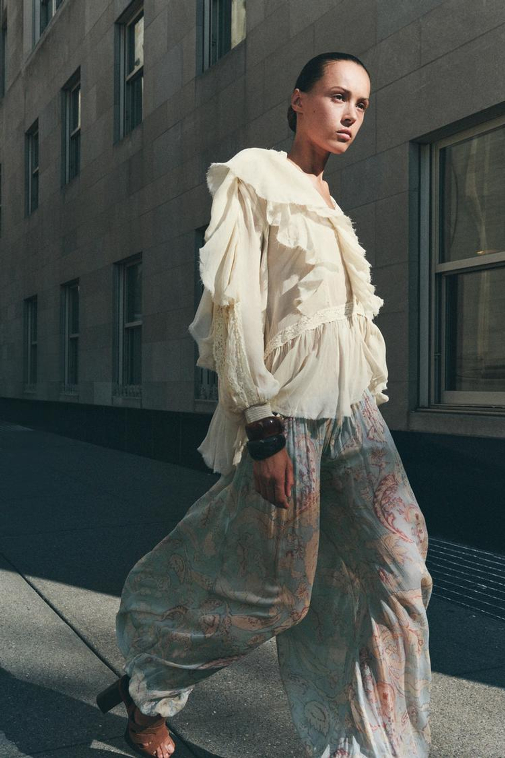 ZARA БЛУЗА С ВОЛАНАМИ И КРУЖЕВОМ ZW COLLECTION, ЭКРЮ