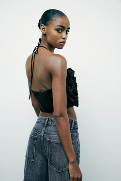 ZARA АТЛАСНЫЙ ТОП С ГОРЛОВИНОЙ ХАЛТЕР И РЕЛЬЕФНЫМИ ЦВЕТАМИ, ЧЕРНЫЙ