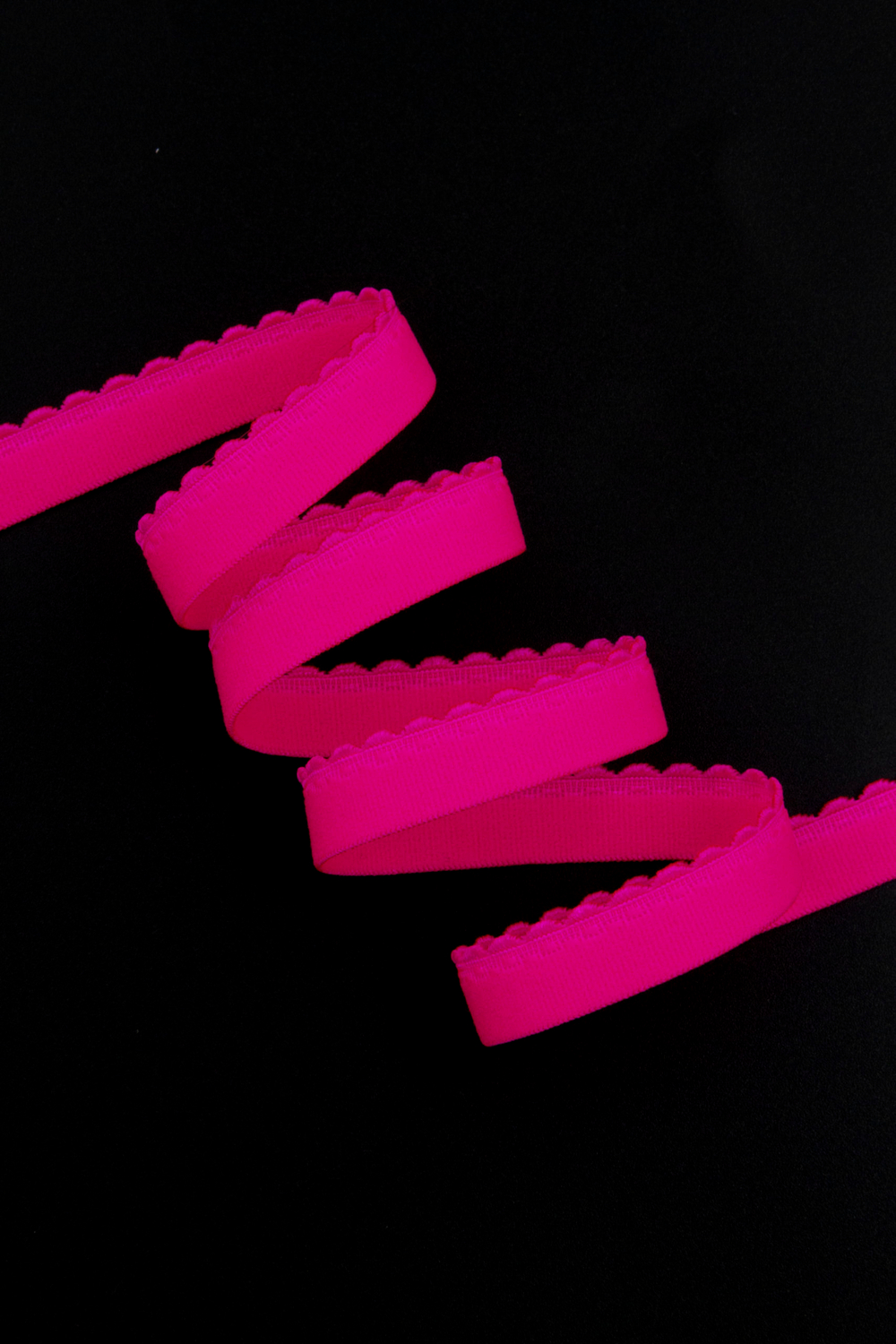 Резинка отделочная розовая неоновая ажурная ширина 11 мм