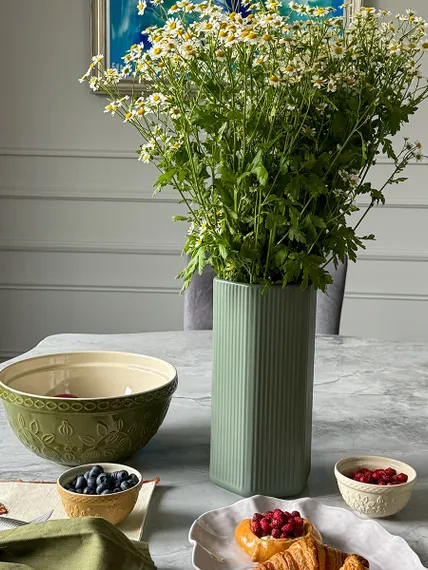 Миска зеленого цвета с рельефным узором Ягоды Тайги из коллекции russian north, 2,5 л