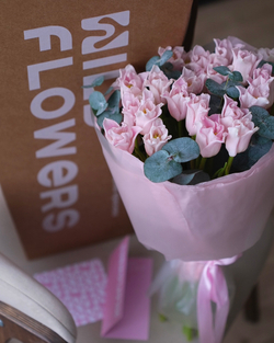 Монобукет из 25 тюльпанов Crown of Dynasty с эвкалиптом