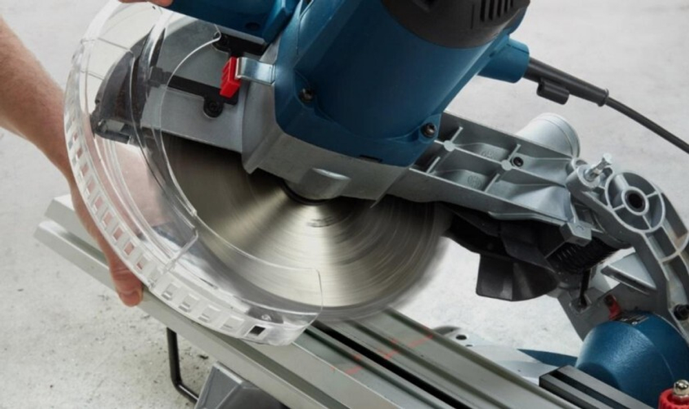 Пила торцовочная сетевая BOSCH GCM 216 0601B33000