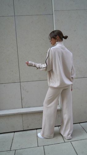 Бежевый джемпер с контрастными полосками