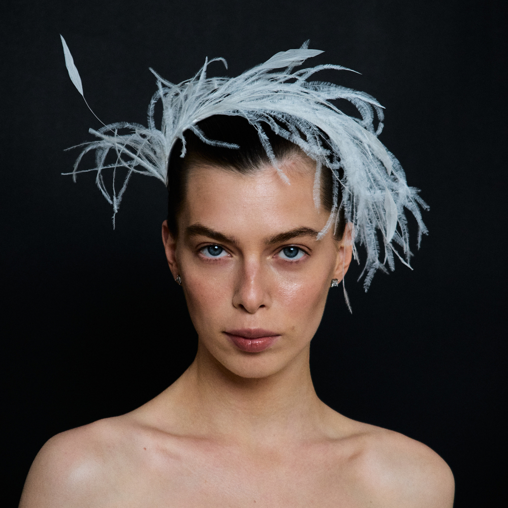 Ободок тонкий с редкими перьями, белый