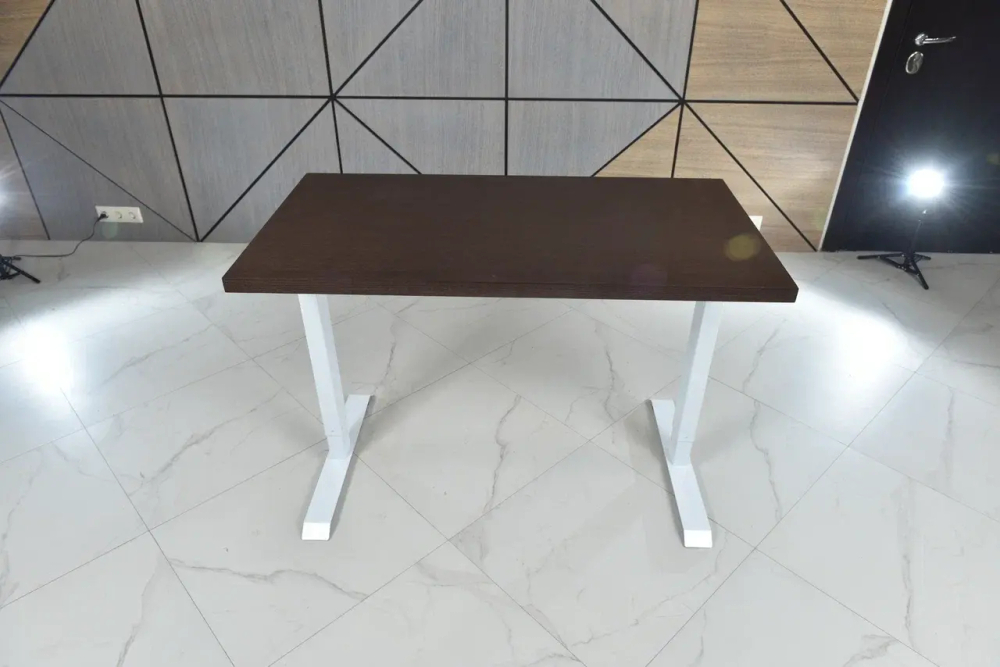 Регулируемый компьютерный стол Bazalt с регулировкой по высоте — столешница МДФ Венге