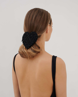 Заколка-сердце с черными подвесками