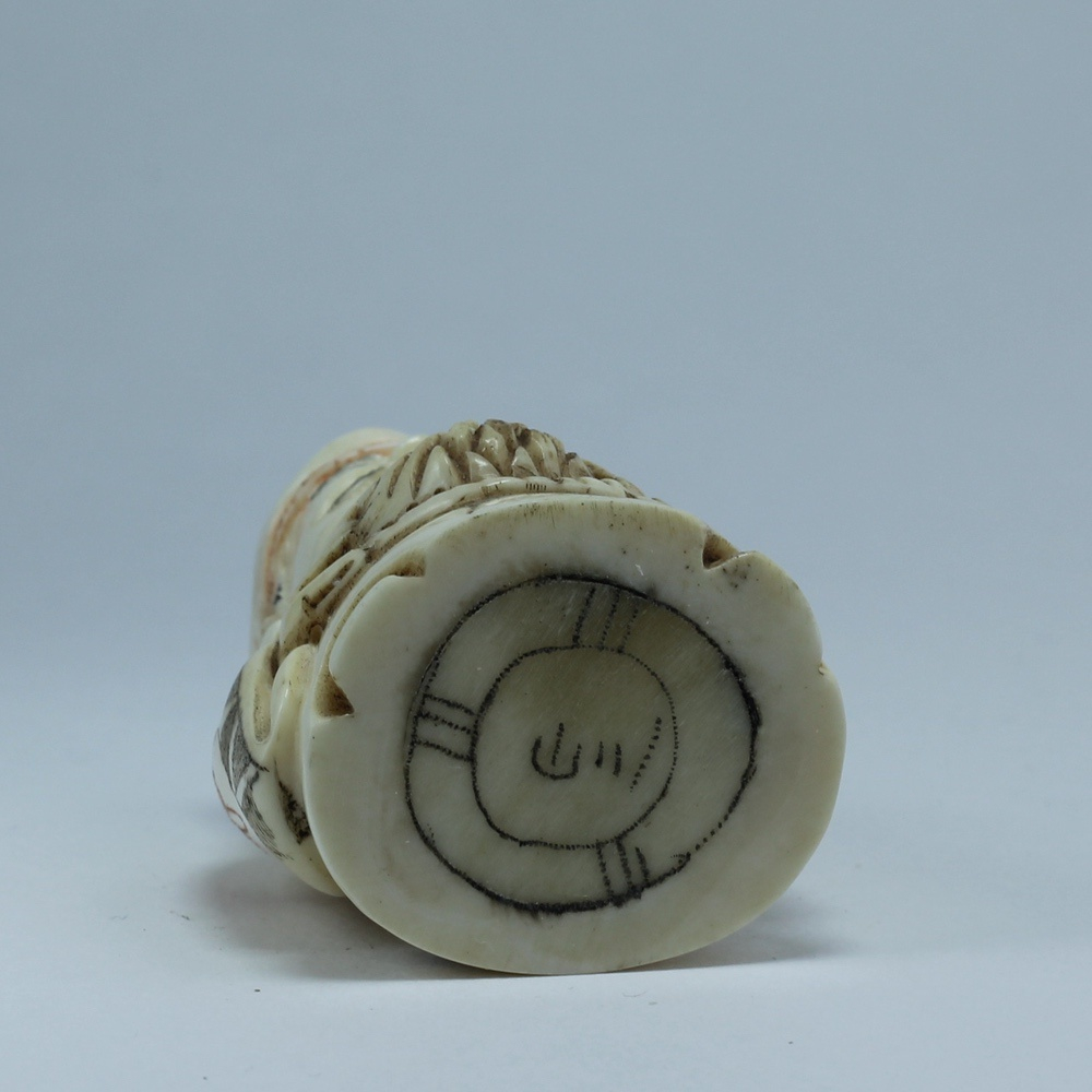 Нэцкэ Эбису со свещенной рыбой Тай