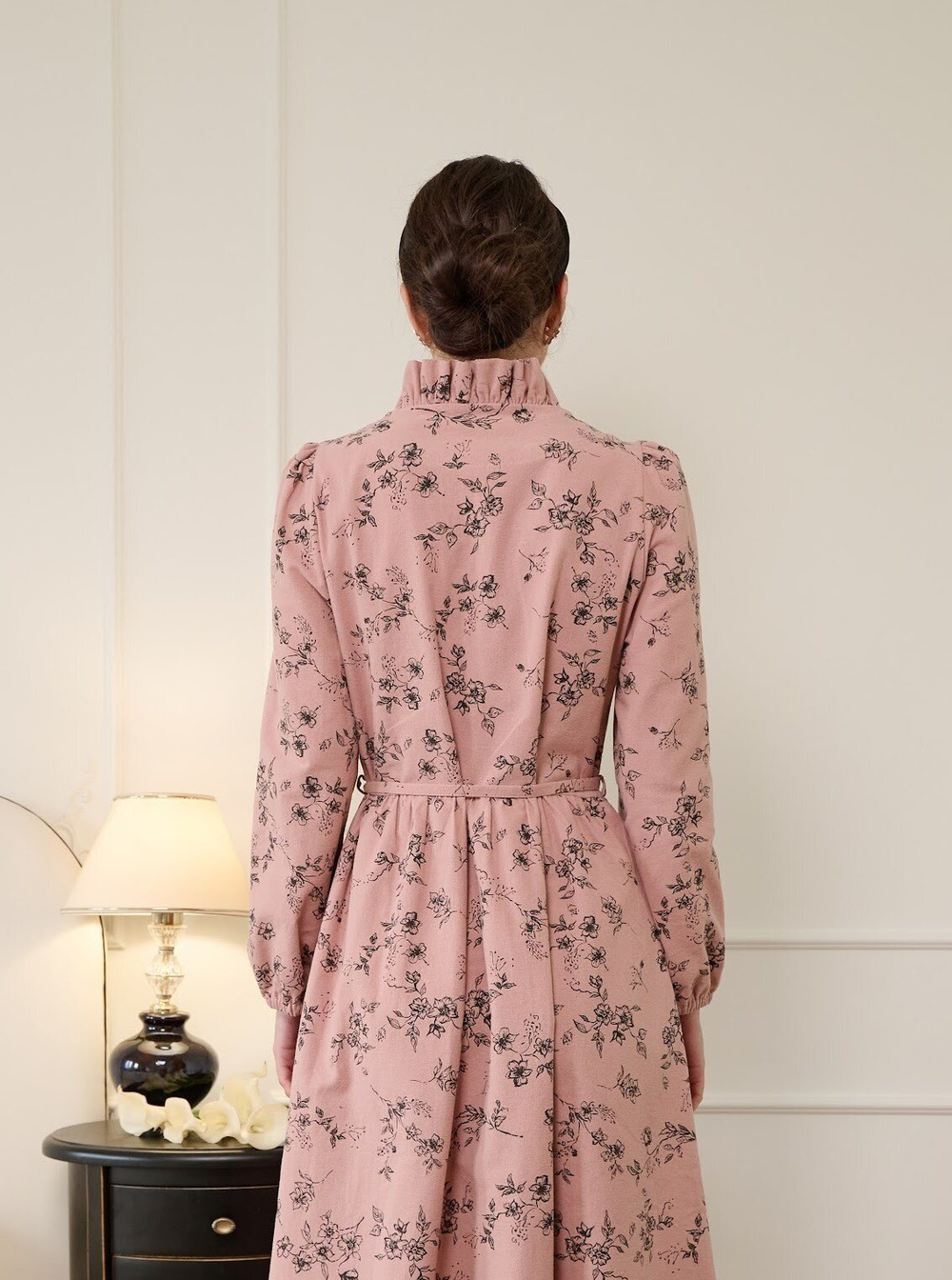 Платье с воротником стойкой