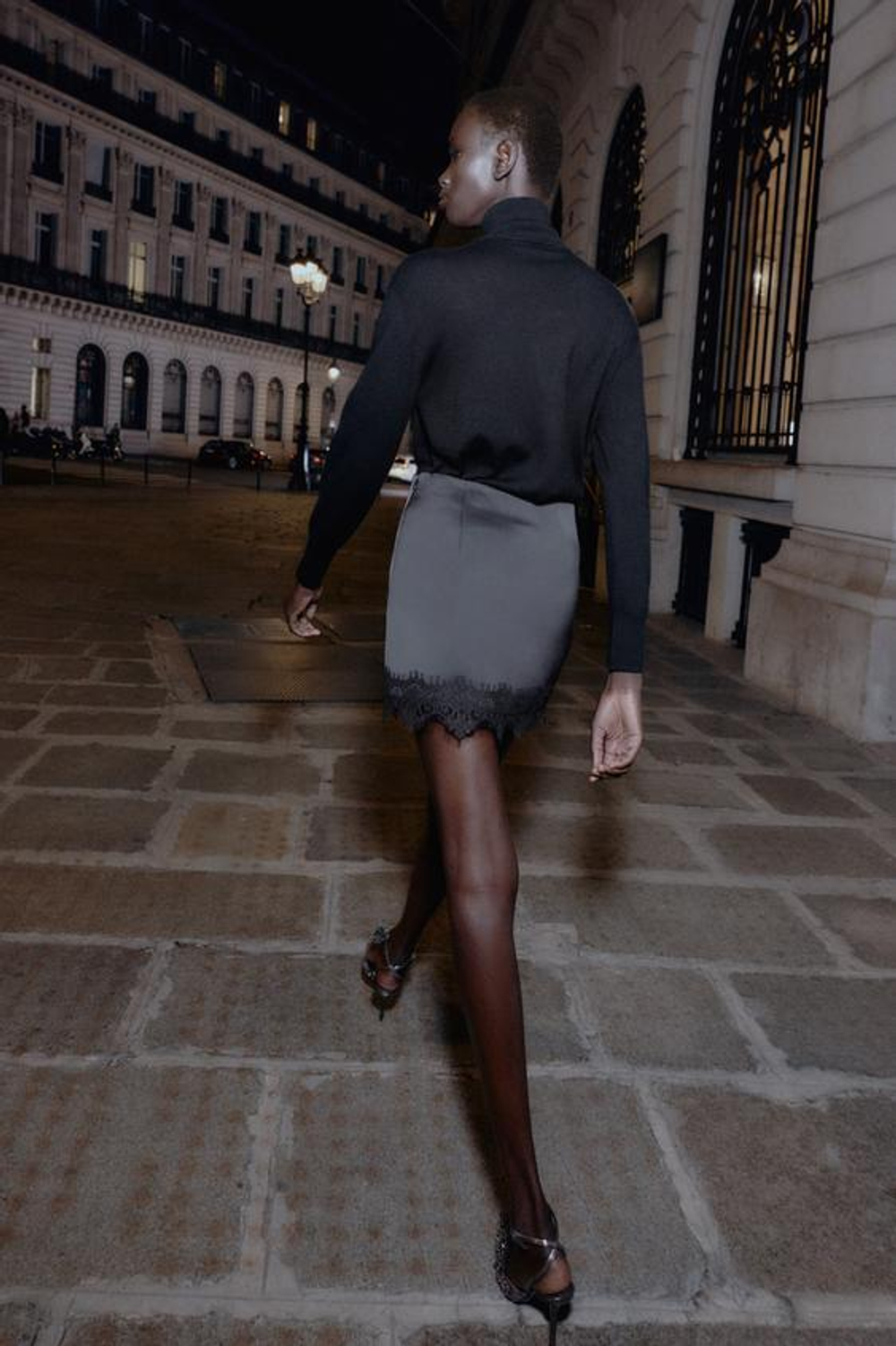 ZARA ЮБКА-ШОРТЫ С КРУЖЕВНОЙ ОТДЕЛКОЙ, ЧЕРНЫЙ