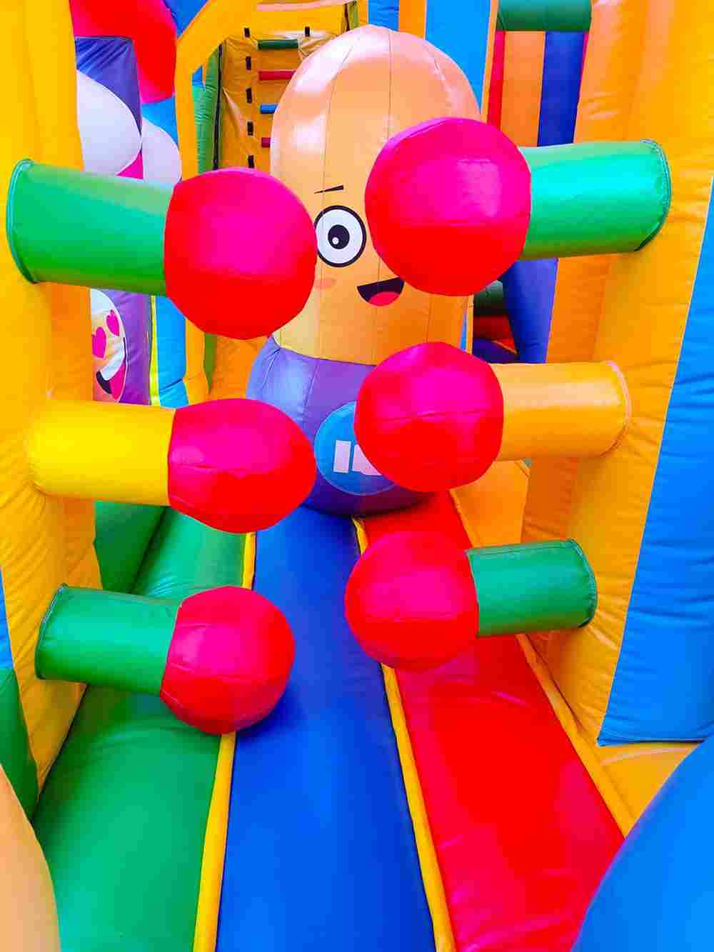 Коммерческий надувной батут «Смайлики» с крышей, размер 12*8*7 м