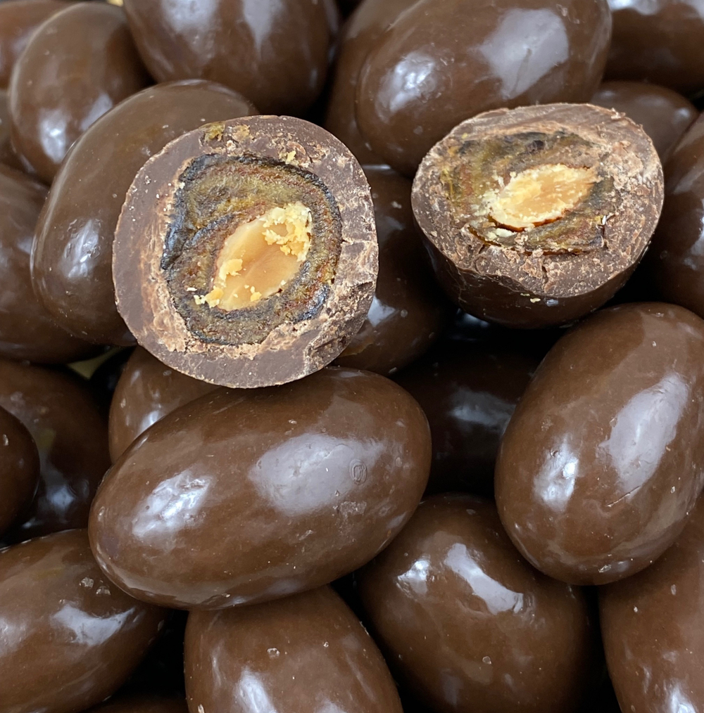 Финик с миндалем в молочной кондитерской глазури 100г