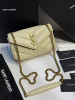 Женская сумка Yves Saint Laurent Small Loulou Matelasse молочного цвета средняя