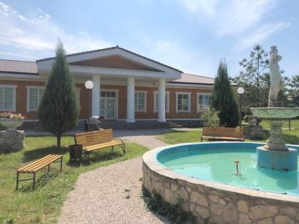 В «Романовском Парке» покрасили скамейки