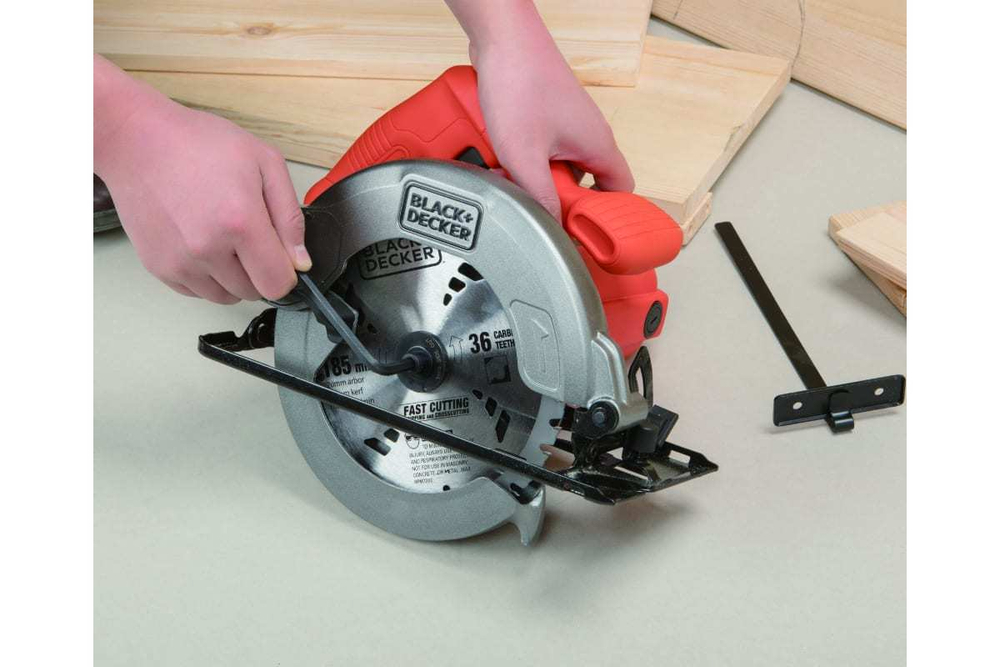 Дисковая пила Black&Decker CS1004-RU