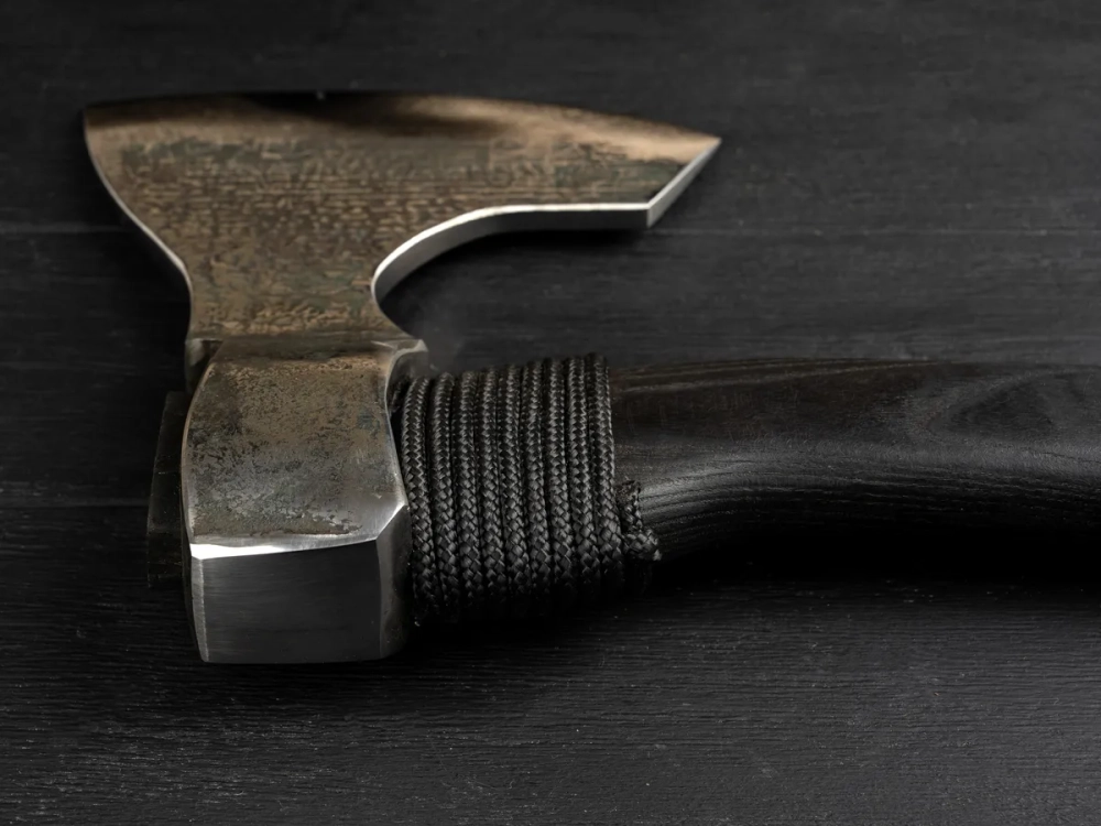 Большой кованый топор, рукоять черный мореный ясень