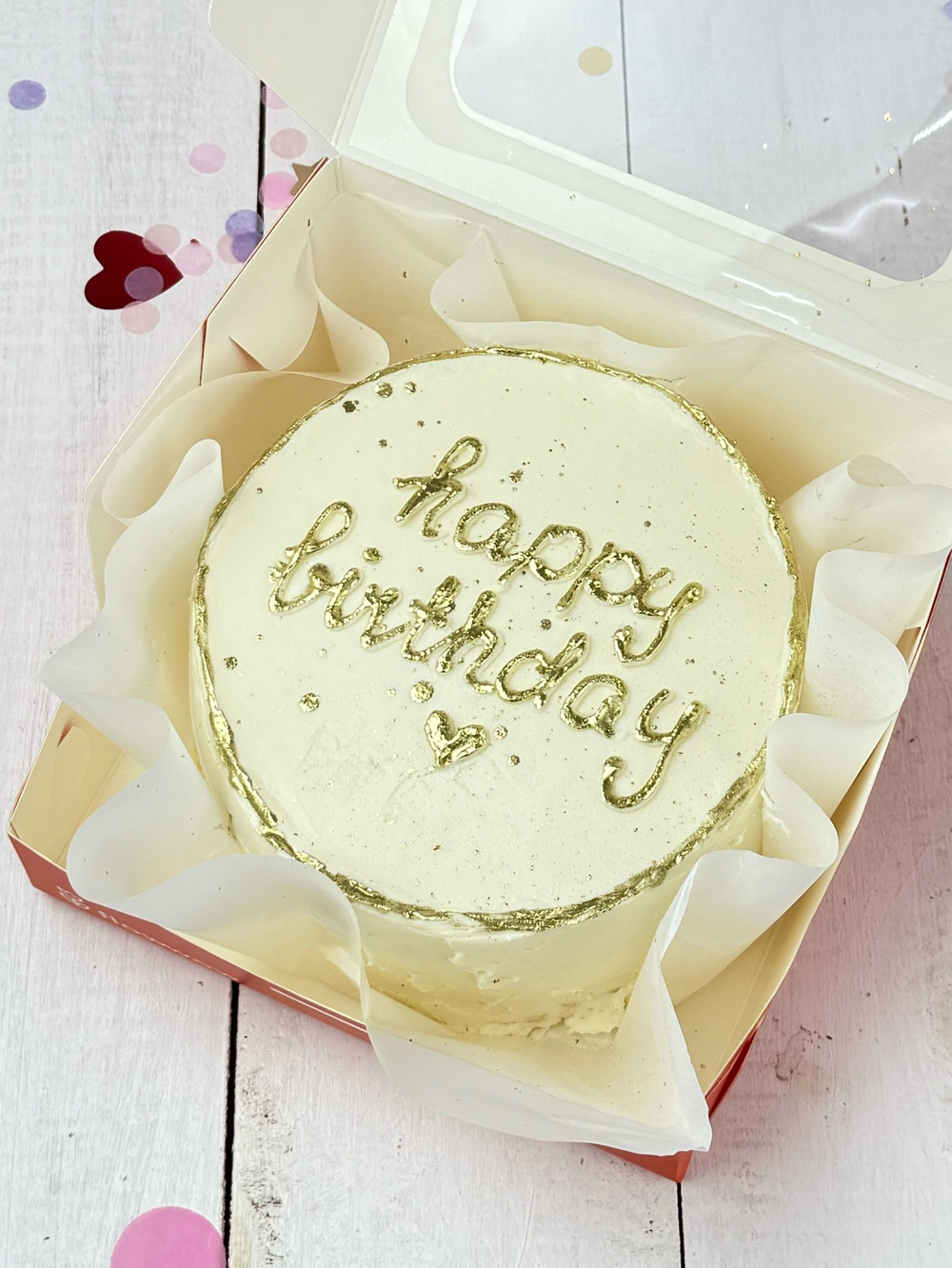 Бенто торт на день рождения с золотой надписью “Happy Birthday”