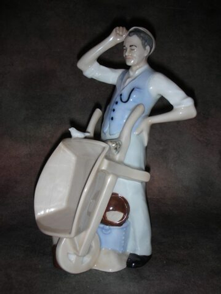 Статуэтка. Фарфор. Садовник. Royal Doulton. Англия.