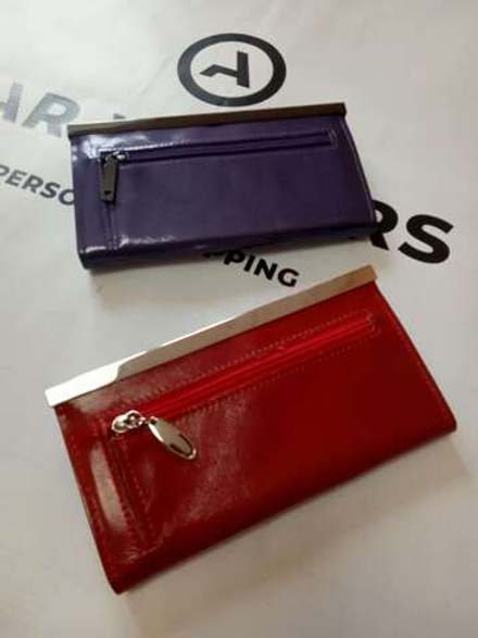 Кошелек из натуральной лакированной кожи.