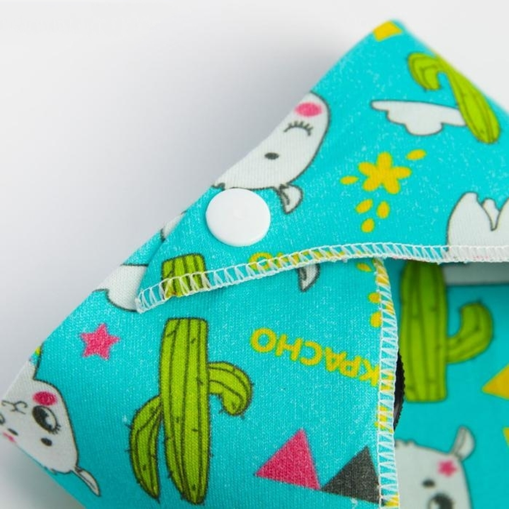 5112544 Нагрудник -бандана непромокаемый, с прорезывателем «Лама» на кнопке