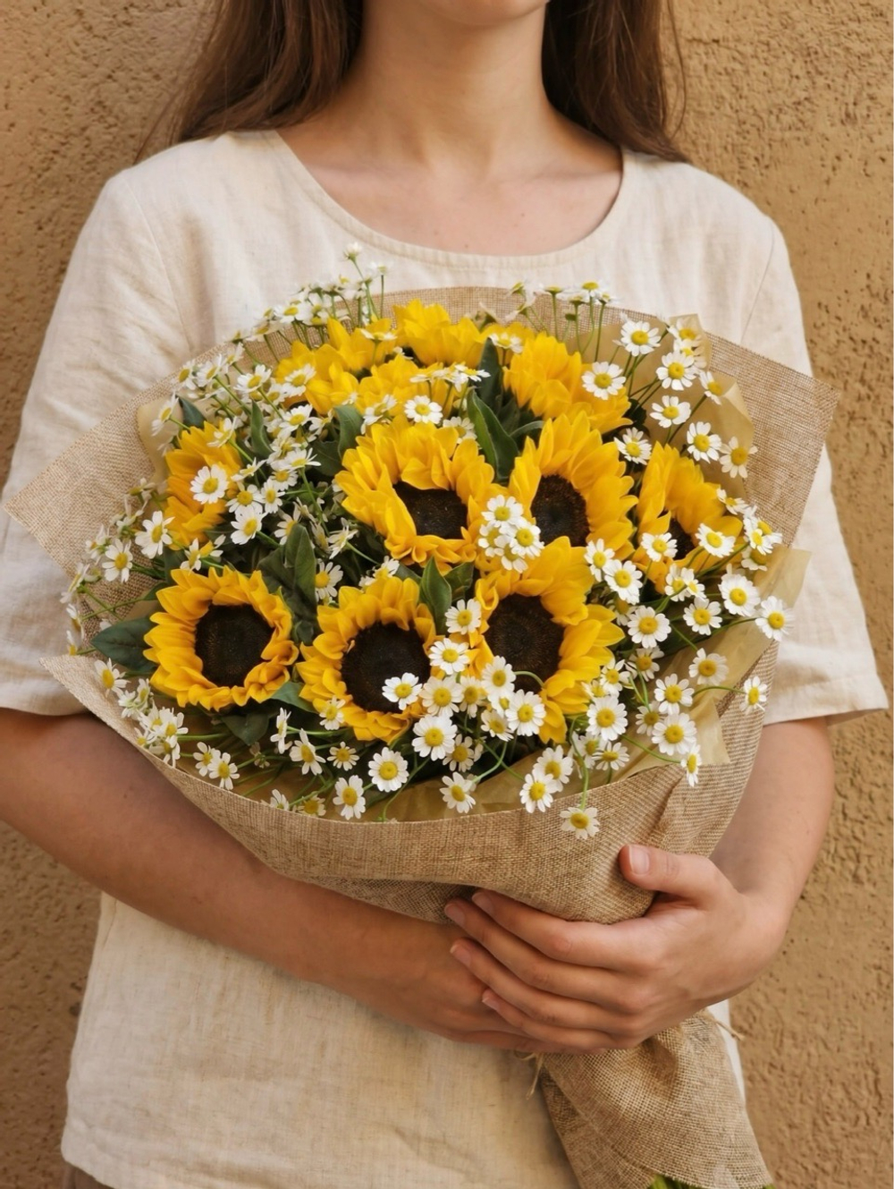 Букет из 11 подсолнухов и ромашки