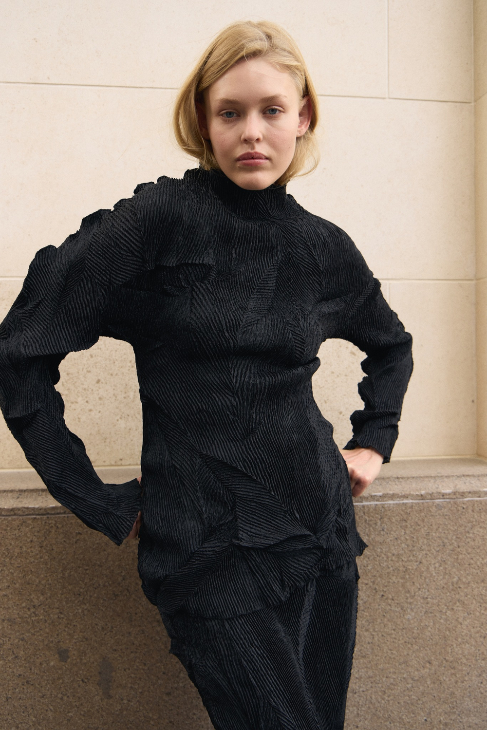 Блуза из гофрированной ткани черная