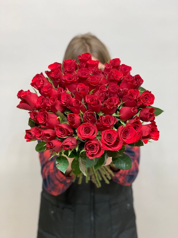Букет 51 роза Кения 40 см в ленте красные