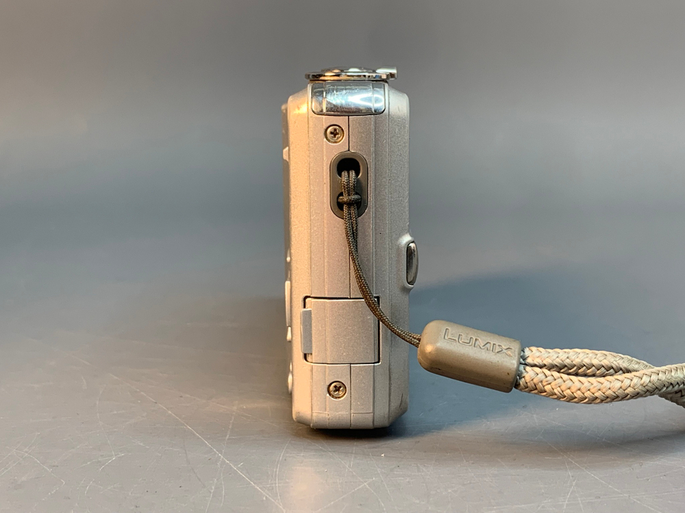 Panasonic Lumix DMC-F3 Отсутствует задняя крышка