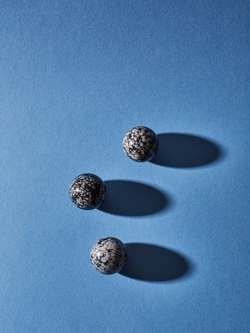 Шар из снежного обсидиана