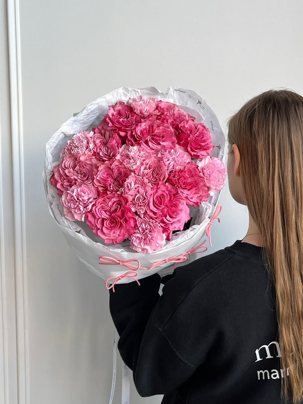 Сборный букет из роз Кантри и диантусов в лимитированной упаковке размер M