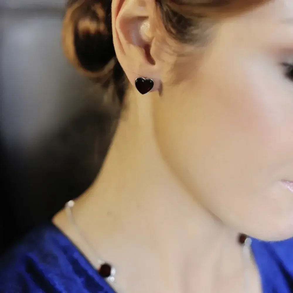 Пусеты Сердца с вишневым янтарем