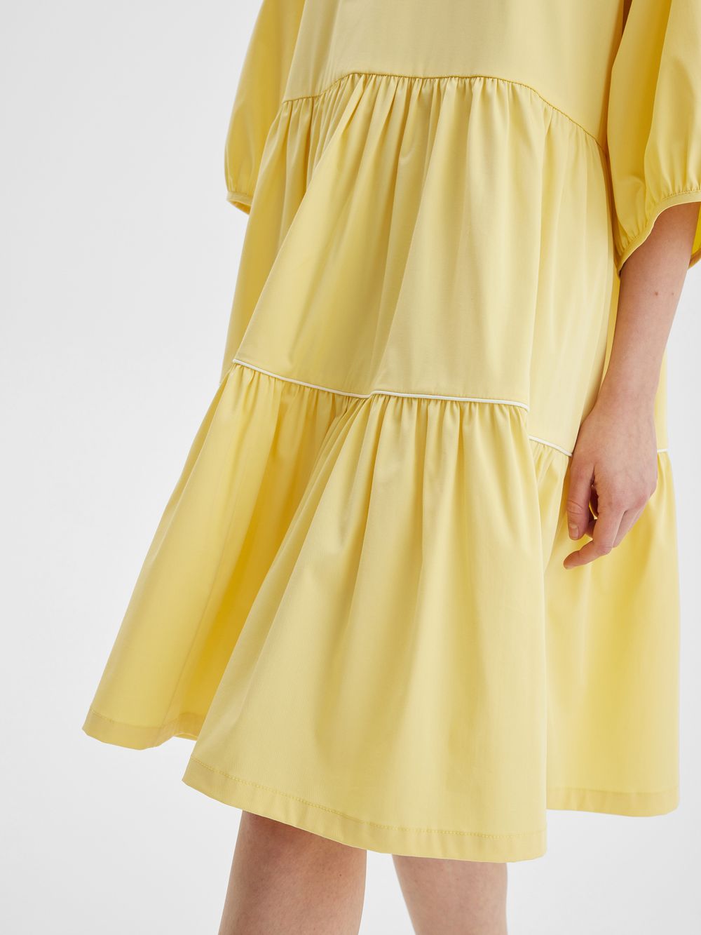 Ярусное платье светло-желтого цвета