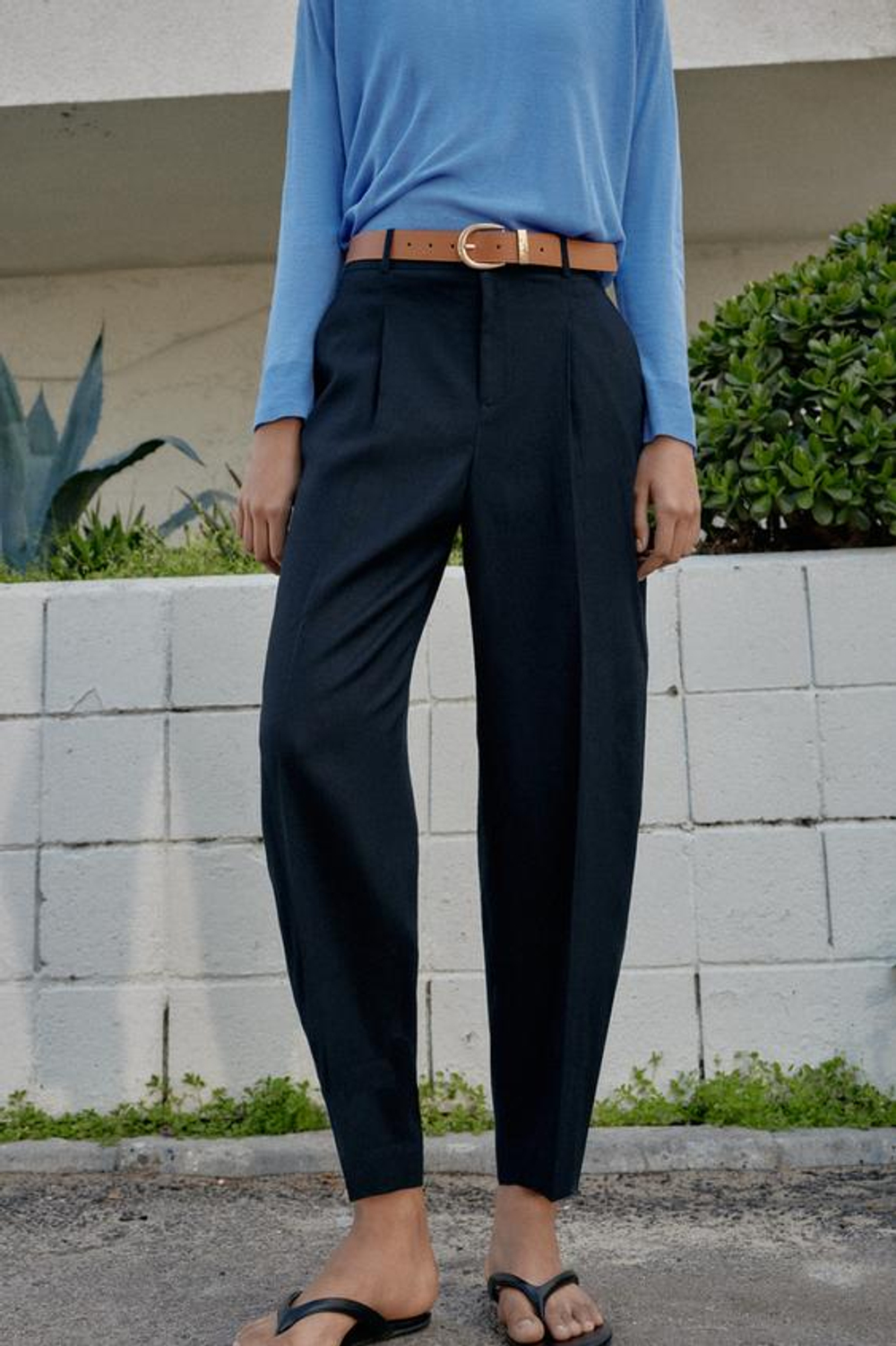 ZARA БРЮКИ ИЗ ЛЬНА С ЗАЩИПАМИ И РЕМНЕМ, МОРСКОЙ СИНИЙ